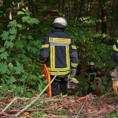FW LK Neunkirchen: Unfall in Neunkircher Zoostraße - Auto stürzt Böschung hinab