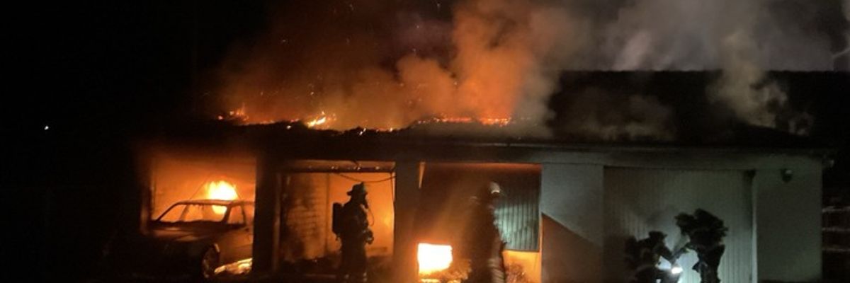 FW-DO: Garagenbrand in Dortmund-Hostedde zerstört mehrere PKW