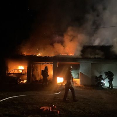 FW-DO: Garagenbrand in Dortmund-Hostedde zerstört mehrere PKW
