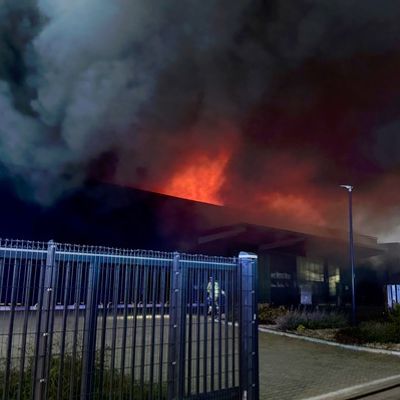 FW Helmstedt: Großbrand im Industriegebiet Neue Breite: Lagerhalle brennt vollständig nieder