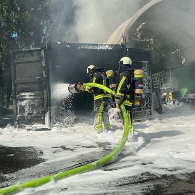 FW-BO: Brand von zwei Überseecontainern in Bochum-Wattenscheid - Starke Rauchentwicklung im Bereich der Lohrheidestraße