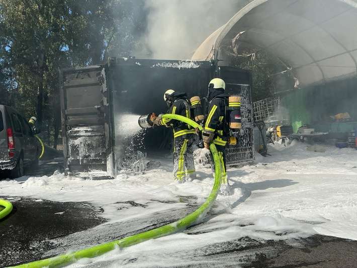 FW-BO: Brand von zwei Überseecontainern in Bochum-Wattenscheid - Starke Rauchentwicklung im Bereich der Lohrheidestraße