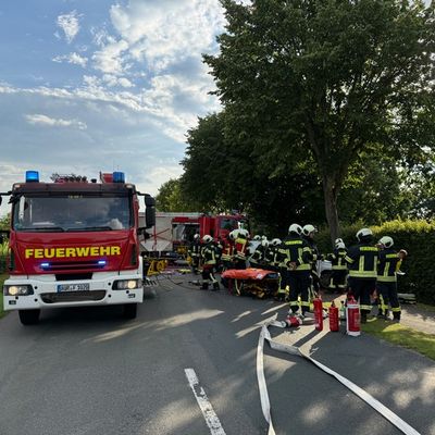 FW-AUR: Fahrerin nach Kollision mit Baum aus PKW geschnitten