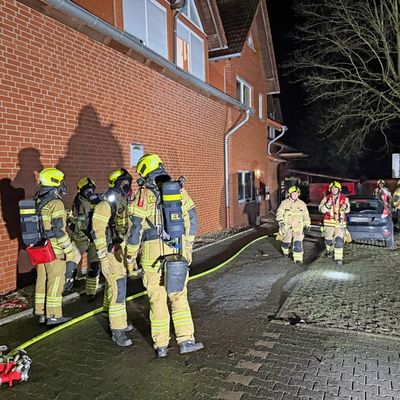 FW Paderborn: Gemeldeter Zimmerbrand mit Person in Paderborn Elsen