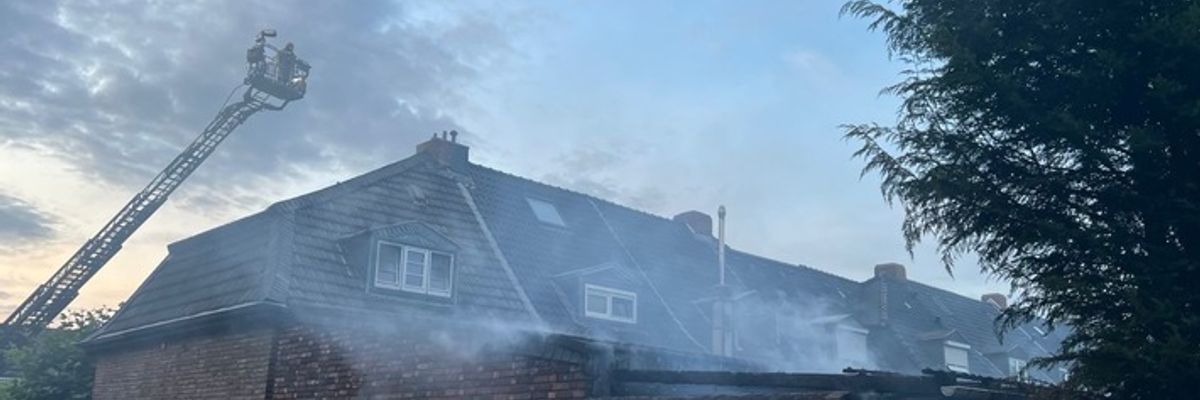 FW Düren: Brand greift auf Wohnhaus über