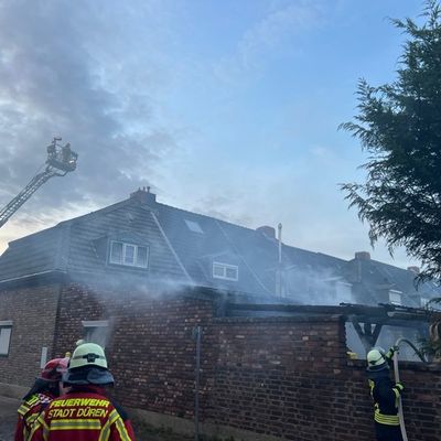 FW Düren: Brand greift auf Wohnhaus über