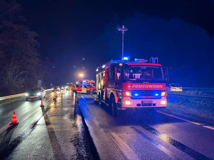 FW Hünxe: Verkehrsunfall auf der BAB 3 - beide Fahrtrichtungen betroffen