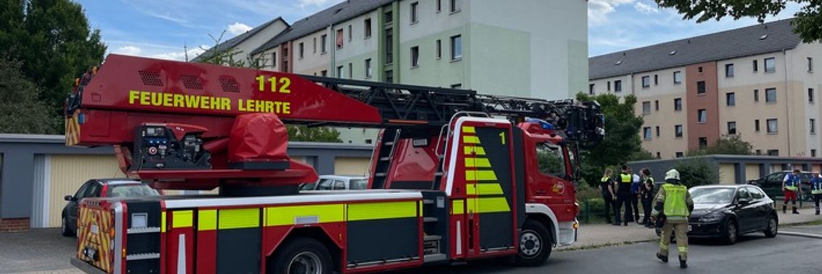 FW Lehrte: Schneller Einsatz der Feuerwehr verhindert Brandausbreitung im Mehrfamilienhaus