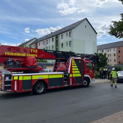 FW Lehrte: Schneller Einsatz der Feuerwehr verhindert Brandausbreitung im Mehrfamilienhaus