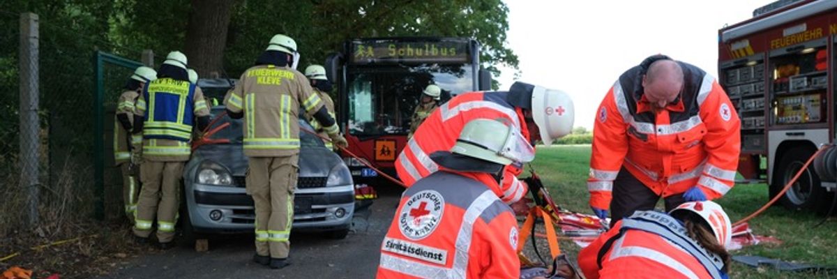FW-KLE: Großübung in Kleve: Rettungskräfte trainieren Busunfall mit 26 Betroffenen