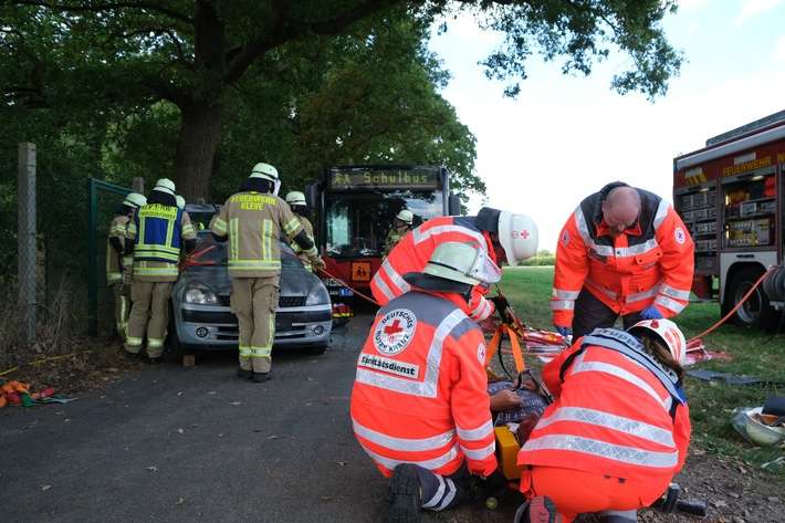 FW-KLE: Großübung in Kleve: Rettungskräfte trainieren Busunfall mit 26 Betroffenen