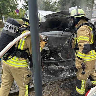 FW Weinheim: Brennender PKW in der Röntgenstraße und ausgelöste Brandmeldeanlage am Vormittag