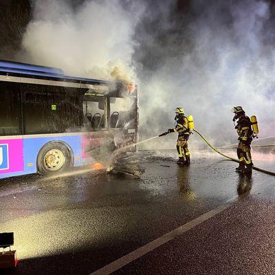 FW-E: Bus brennt auf der BAB 52 - Autobahn zeitweise voll gesperrt