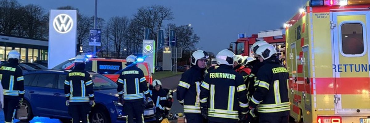 FW-AUR: Nach Kollision unter Fahrzeug eingeklemmt