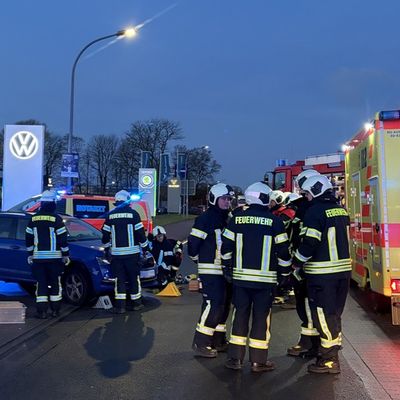 FW-AUR: Nach Kollision unter Fahrzeug eingeklemmt