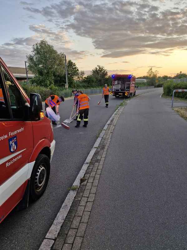 FW Reichenau: PKW verliert auf dem gesamten Gemeindegebiet Betriebsstoffe, Reichenau, 26.06.2025