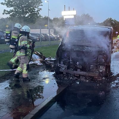 FW Lehrte: Transporter gerät in Brand