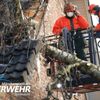 FW-MG: Schweres Unwetter zieht über den Süden von Mönchengladbach - Regionalzug nach Baum auf Oberleitung evakuiert