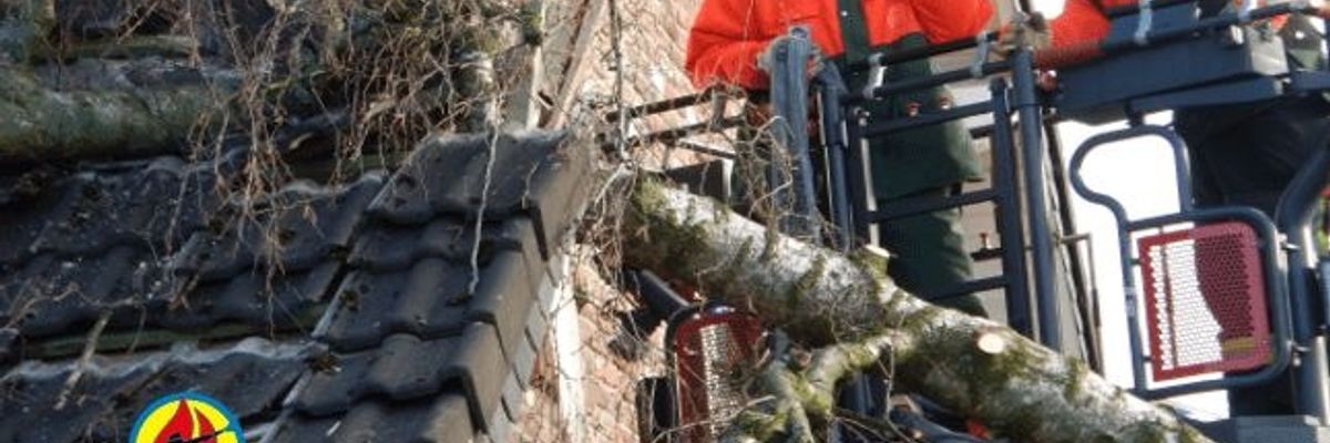 FW-MG: Schweres Unwetter zieht über den Süden von Mönchengladbach - Regionalzug nach Baum auf Oberleitung evakuiert