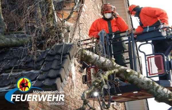FW-MG: Schweres Unwetter zieht über den Süden von Mönchengladbach - Regionalzug nach Baum auf Oberleitung evakuiert
