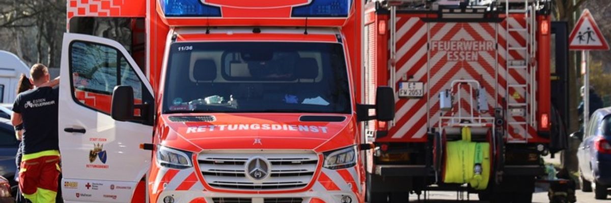 FW-E: Küchenbrand in Mehrfamilienhaus - drei Bewohner leicht verletzt