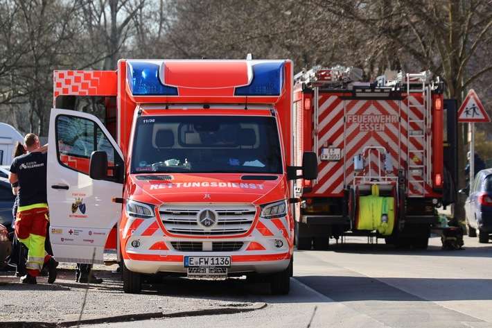 FW-E: Küchenbrand in Mehrfamilienhaus - drei Bewohner leicht verletzt