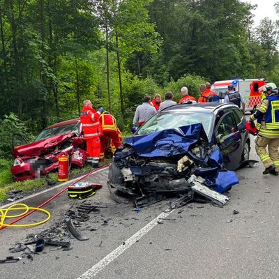 KFV Bodenseekreis: Feuerwehr rettet zwei Fahrzeuglenker aus Fahrzeugen nach schwerem Verkehrsunfall auf K7783