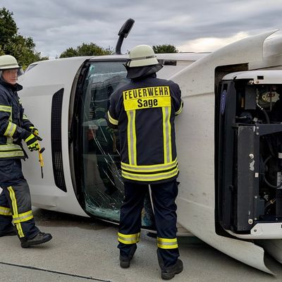 FW-OLL: Transporter verunfallt auf Autobahn 29 und kippt auf die Seite