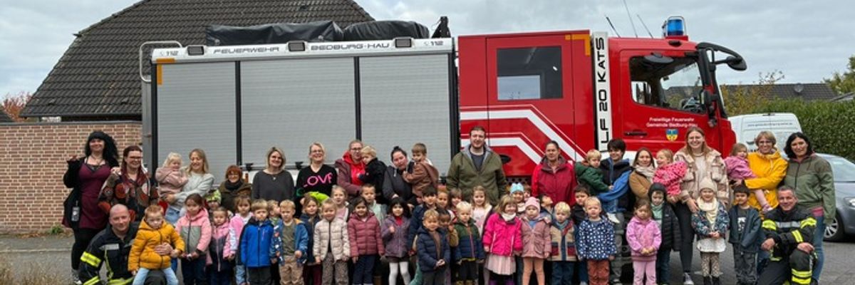 FW-KLE: Vorbeugender Brandschutz im Fokus: Freiwillige Feuerwehr Bedburg-Hau übt Evakuierung in Kita "Lebensbaum"
