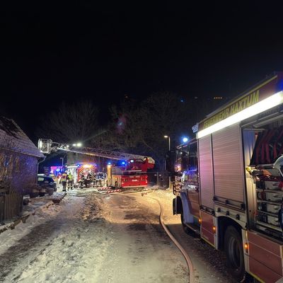 FW-AUR: Feuer an Carport greift auf Elektroautos über