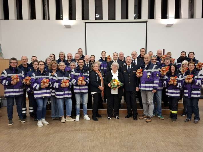 FW-KA: Kreisfeuerwehrverband Karlsruhe übergibt 260 Teddybären an die Notfallseelsorge
