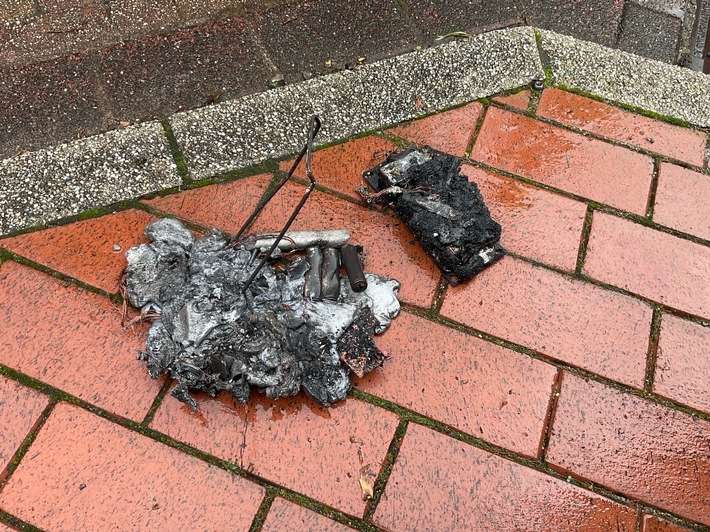 FW-MH: Kellerbrand in Saarn: E-Bike-Akkus in Brand geraten - Bewohner retten sich selbstständig ins Freie