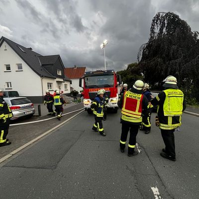 FW Ense: Gemeinsame Übung bei Auto Große: Feuerwehr Ense und Feuerwehr Arnsberg trainieren Hand in Hand