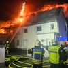 FW Königswinter: Dachstuhlbrand in Königswinter Heisterbacherrott Feuerwehr kann Brandausbreitung in enger Bebauung verhindern