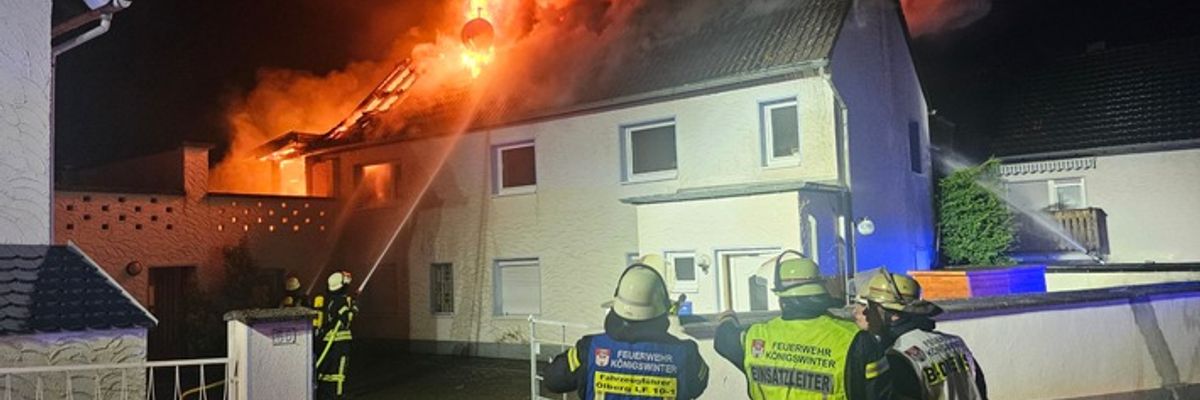 FW Königswinter: Dachstuhlbrand in Königswinter Heisterbacherrott Feuerwehr kann Brandausbreitung in enger Bebauung verhindern