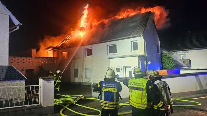 FW Königswinter: Dachstuhlbrand in Königswinter Heisterbacherrott Feuerwehr kann Brandausbreitung in enger Bebauung verhindern