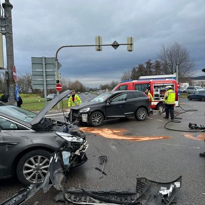 FW Weinheim: Wieder Verkehrsunfall auf der B38 Kreuzung Viernheimer Straße