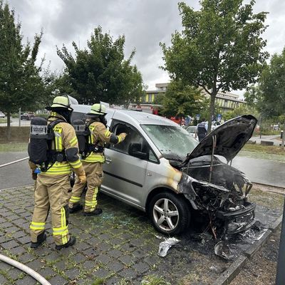 FW Weinheim: Brennender PKW in der Röntgenstraße und ausgelöste Brandmeldeanlage am Vormittag