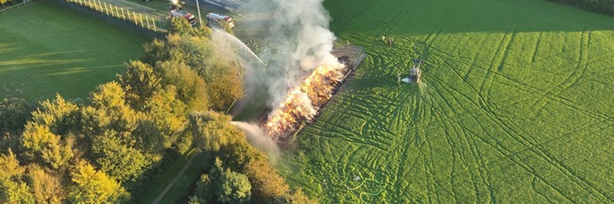 FW Voerde: Strohmiete brannte-Feuerwehr Voerde im Einsatz