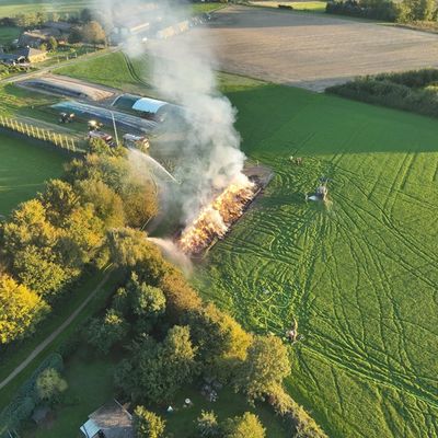 FW Voerde: Strohmiete brannte-Feuerwehr Voerde im Einsatz