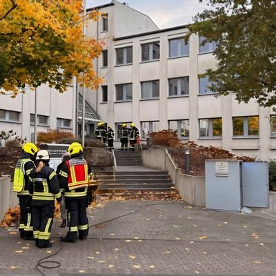 FW Bergheim: Substanz am Bergheimer Finanzamt verkippt Gebäude durch Feuerwehr geräumt - Keine Verletzten