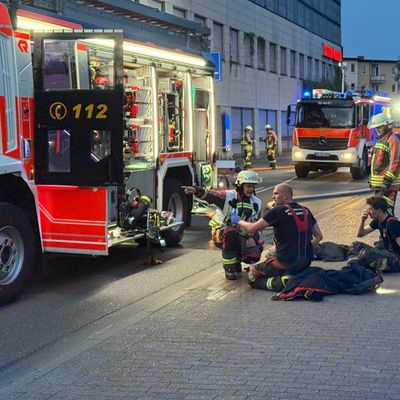 FW Norderstedt: Brand in Tiefgarage in der Berliner Allee - Drei Fahrzeuge vollständig ausgebrannt, rund 70 Einsatzkräfte mehrere Stunden im Einsatz