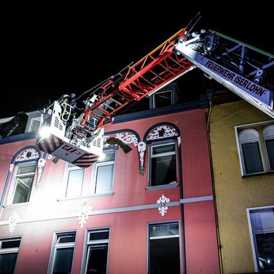 FW-MK: Feuer in Mehrfamilienhaus - Bewohner über Drehleiter gerettet
