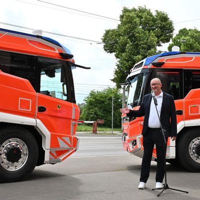 FW Stuttgart: Übergabe zweier Hybrid-Hilfeleistungslöschfahrzeuge an die Feuerwehr Stuttgart