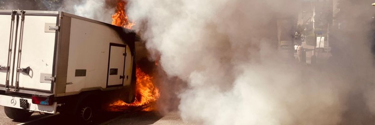 FW-E: Kleintransporter im Essener Südostviertel in Vollbrand
