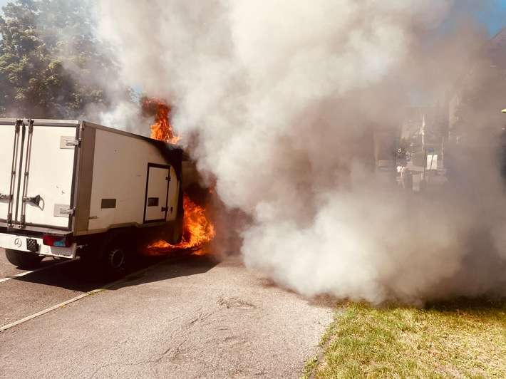 FW-E: Kleintransporter im Essener Südostviertel in Vollbrand