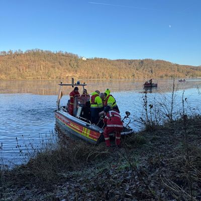 FW-E: Wasserrettungseinsatz am Baldeneysee - Eisschicht erschwert Erkundung