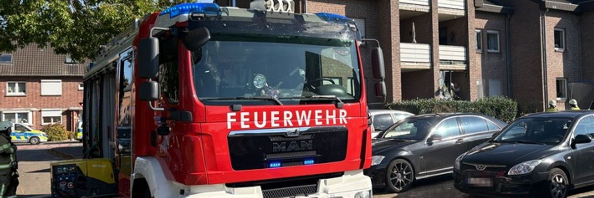 Feuerwehr Goch: Küchenbrand in Mehrfamilienhaus - Feuerwehrmann musste mit Kreislaufproblemen ins Krankenhaus