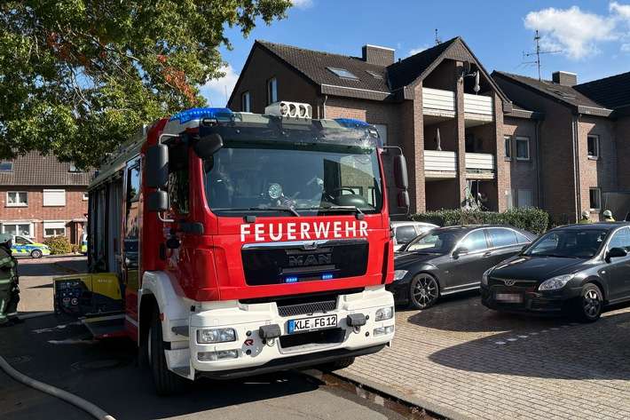 Feuerwehr Goch: Küchenbrand in Mehrfamilienhaus - Feuerwehrmann musste mit Kreislaufproblemen ins Krankenhaus