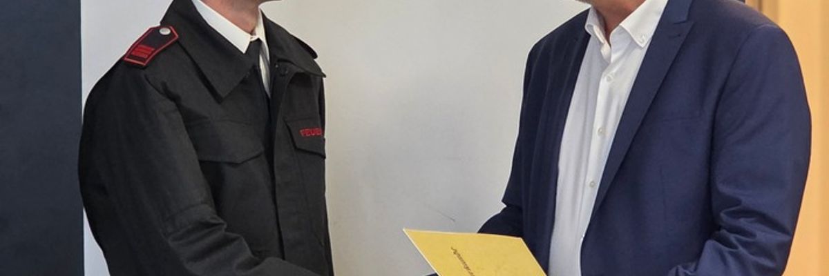 FW Bergheim: Hauptamtliche Feuerwehrleute der Feuerwehr Bergheim befördert und ernannt Bürgermeister Volker Mießeler verteilt zahlreiche Urkunden